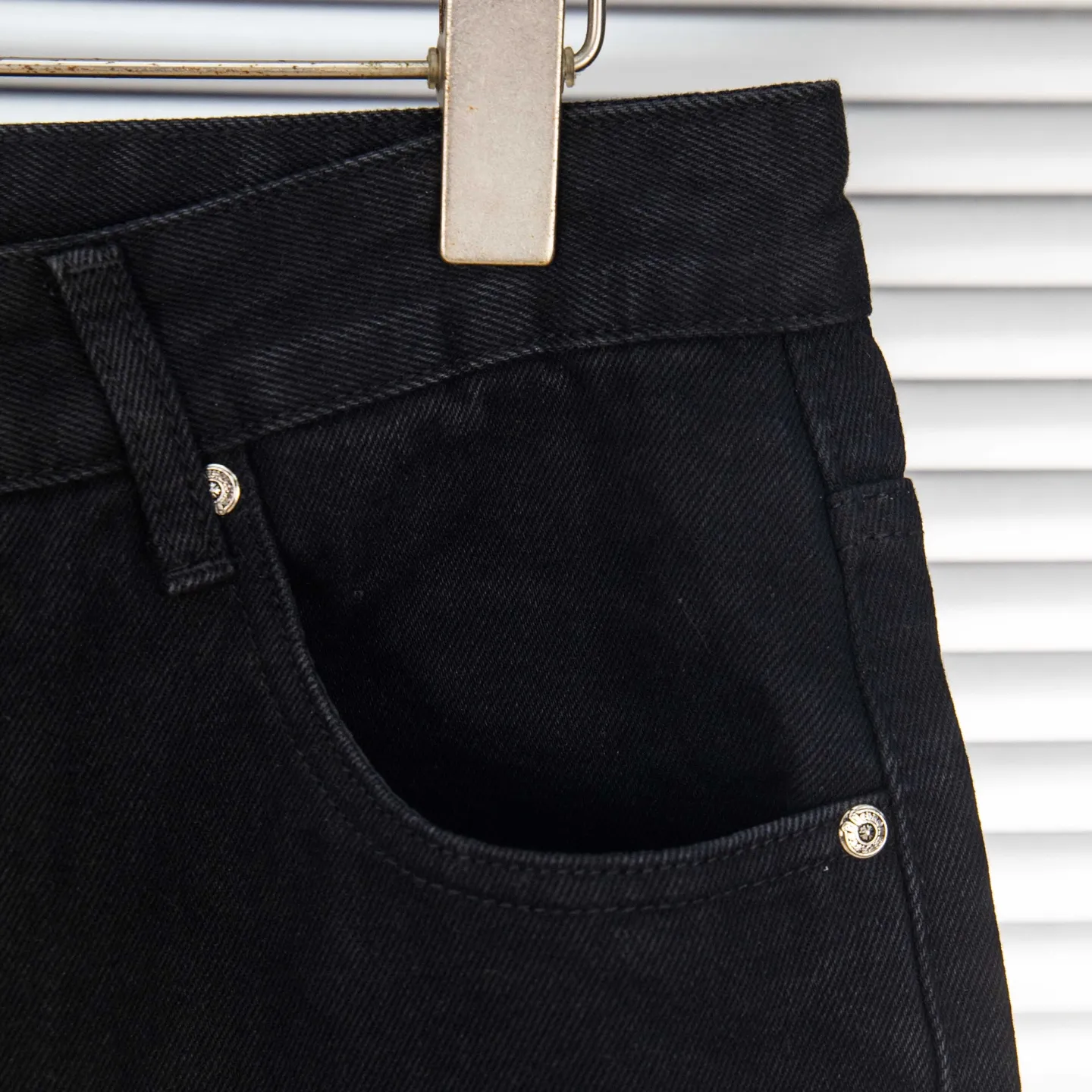 P260 Chrome Hearts Black Pants, Sanskrit Blue and White Multi-Leather Jeans. CH jeans need to be washed and then disassembled and hand-stitched with sheepskin cross leather and then spliced ​​together. The whole piece has too many craftsmanship to explain. The patchwork is decorated with cross patterns and the high-waisted washed jeans! ! Absolutely high-end luxury products, god-level single products and super popular products, made with top heavy industry, a must-see magic weapon. Customized hardware. The fabric is thick and soft after washing. It has good breathability. Customized small leather label. Unique design. The details are simple and elegant, and the workmanship is exquisite. The entire trousers are neatly routed and the details are in place! It’s so cool that both men and women can easily control the genderless trend! Style number: 1801# Color: black Size: 28 30 32 34